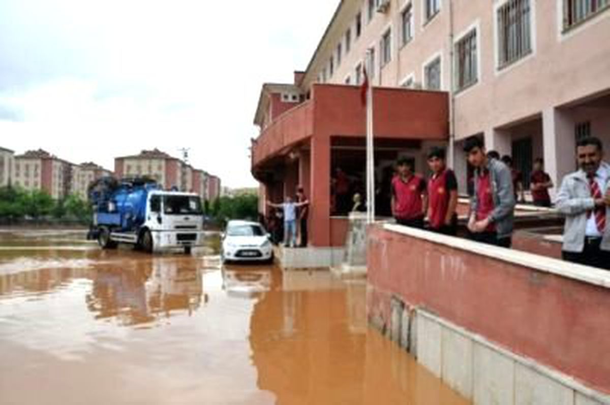 Okul Bahçesi Göle Döndü, Öğrenciler Mahsur Kaldı