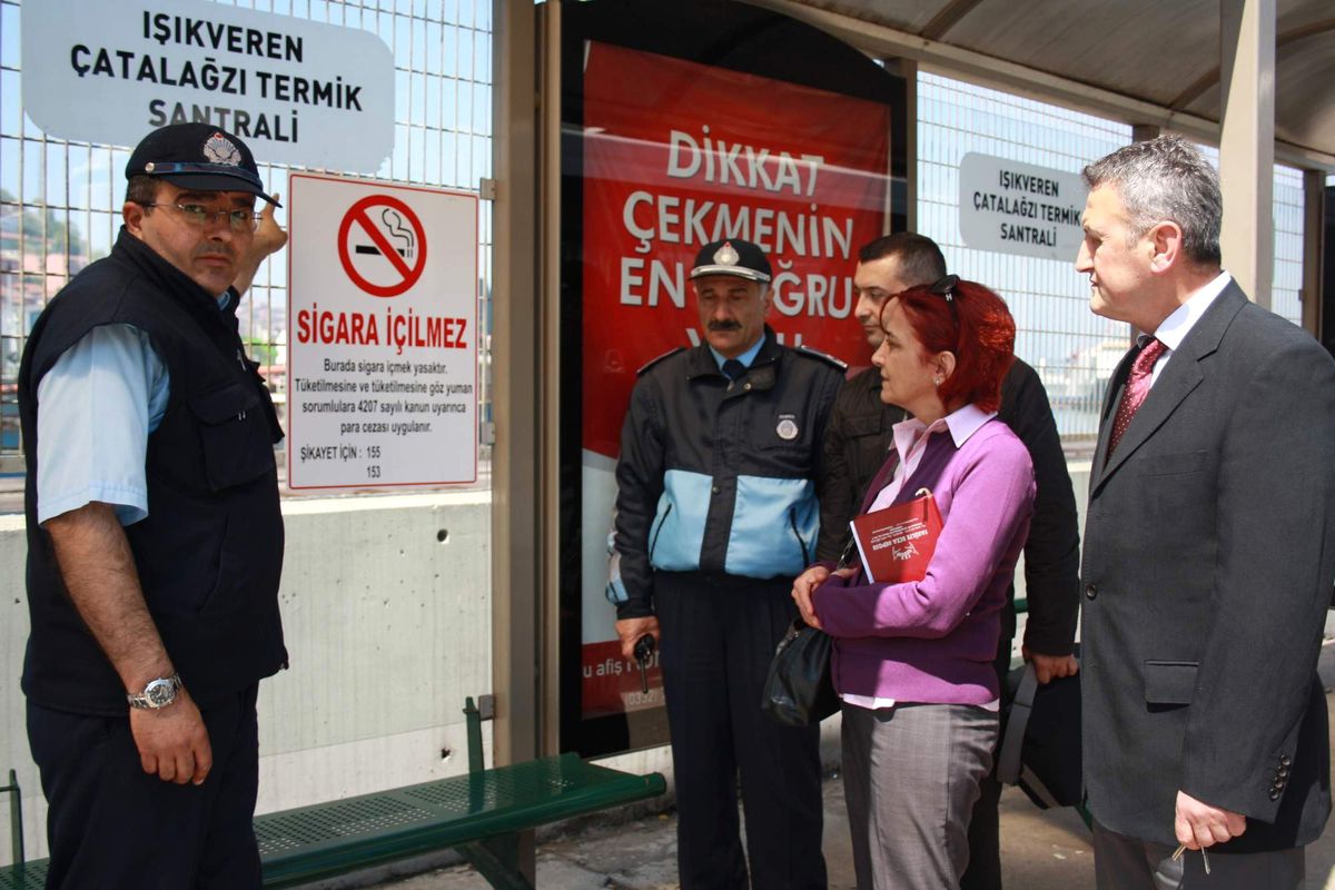 Otobüs Duraklarına Sigara İçilmez Levhası Asıldı