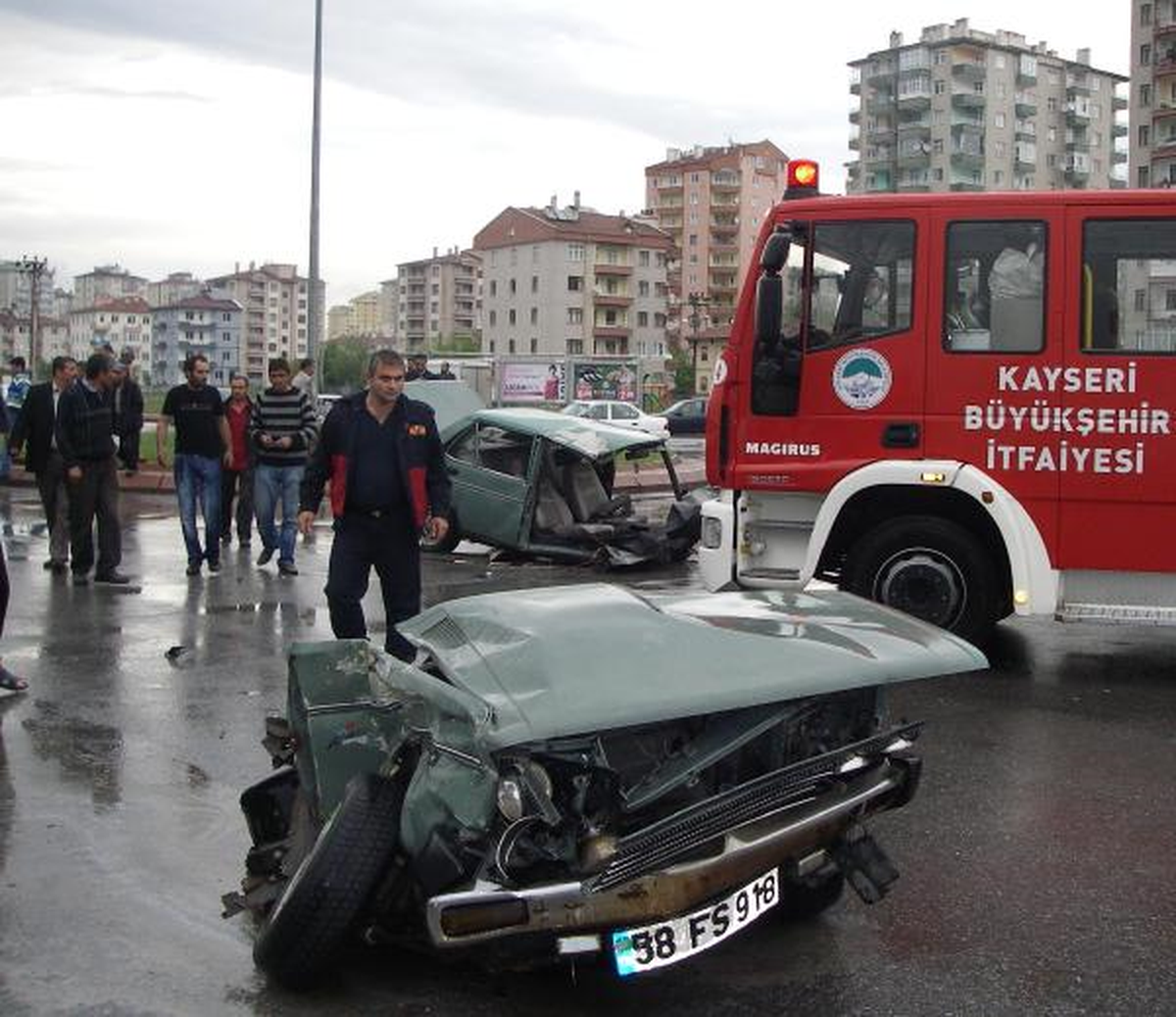 Otomobil İkiye Bölündü
