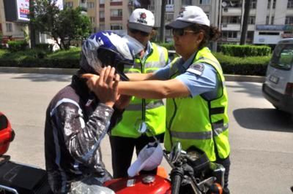 Polis Kask Dağıttı