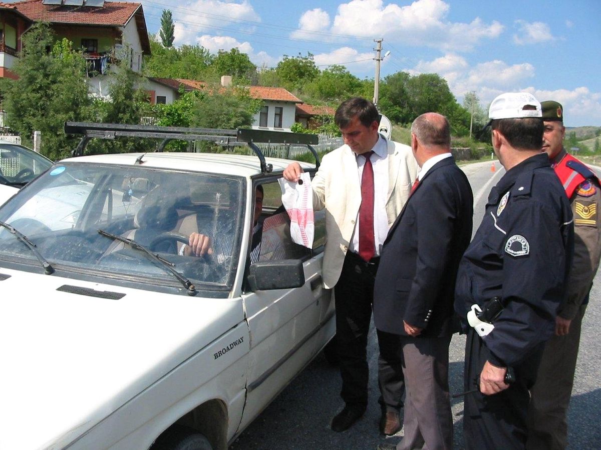 Polis, Trafik Kurallarına Uyan Sürücülere Gediz Tarhanası ve Tahta Kaşık Hediye Etti