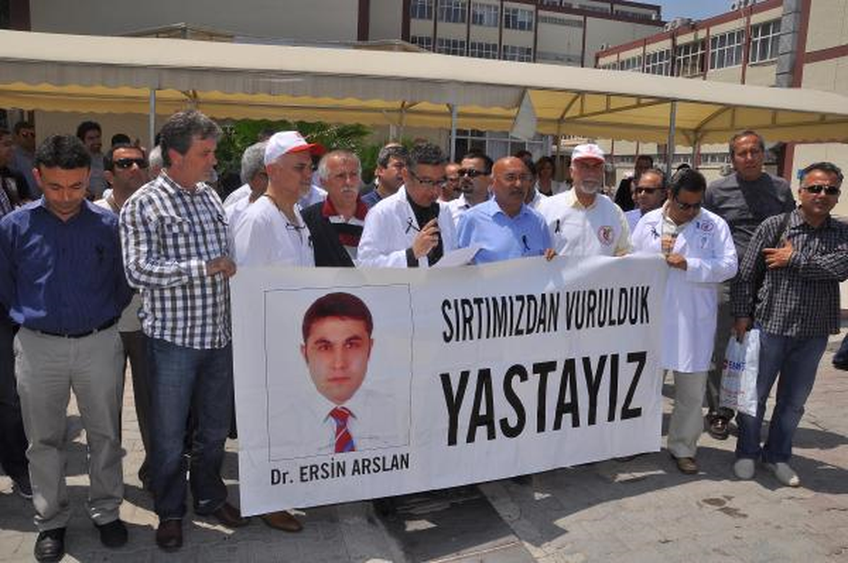 Sağlık Çalışanları 'Doktor Cinayetini' Oturma Eylemiyle Protesto Ettı