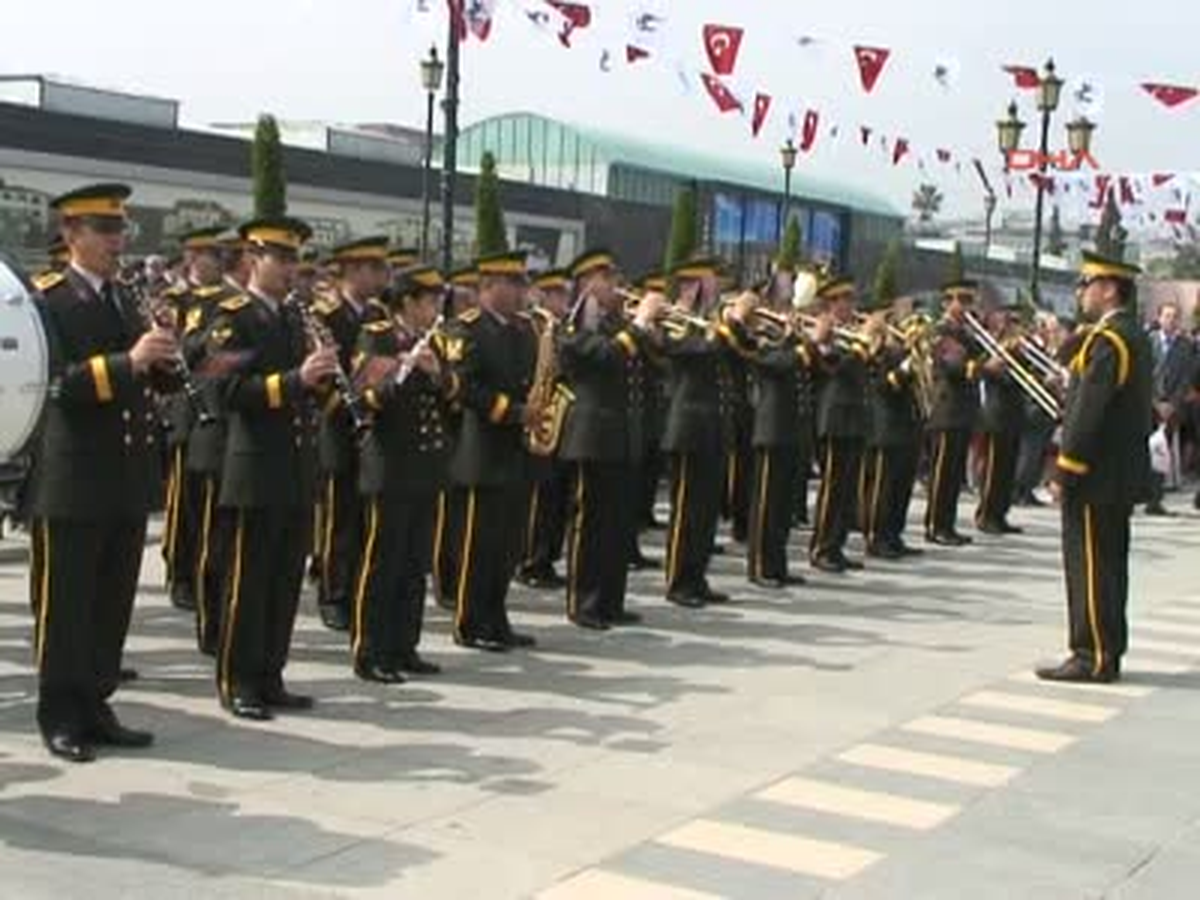 Sevgi Bayrağı Yerine Türk Bayrağı Taşındı