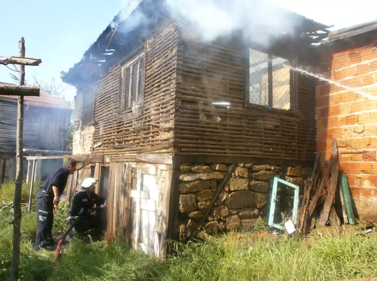 Sinir Krizi Geçiren Şahıs Evini Ateşe Verdi