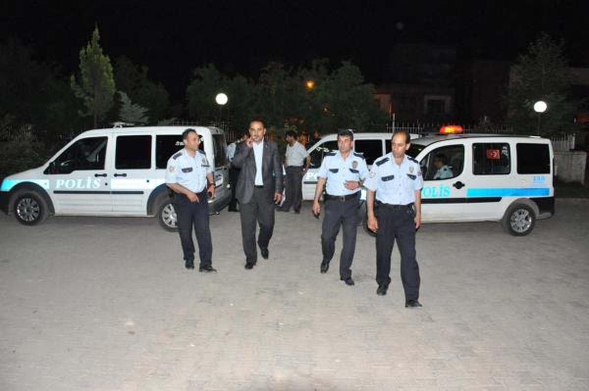 Sürücüsü Kaçan Otomobili Kovalayan Polisleri Dövdüler