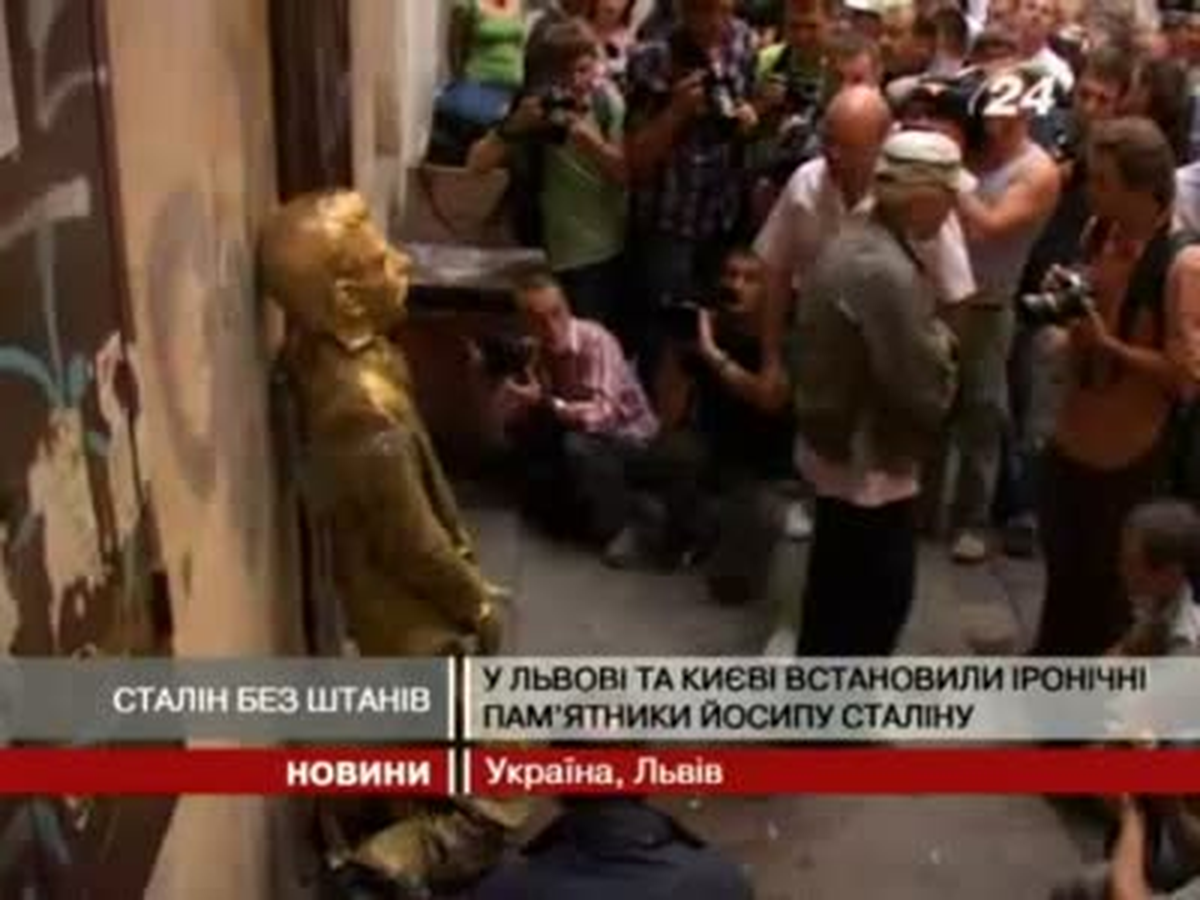 Ukrayna'da İşeyen Stalin Heykelleri