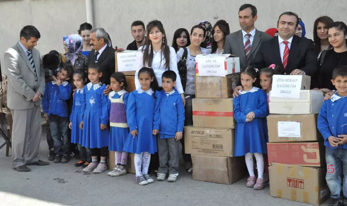 Üniversite Öğrencileri, 8 Okula Kitap Yardımında Bulundu