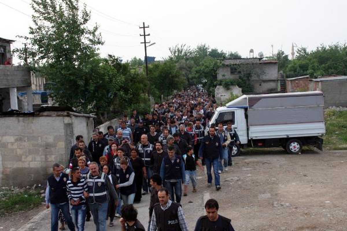 Uyuşturucu Satıcıları Kucaklarında Çocuklarıyla Adliyeye Gitti