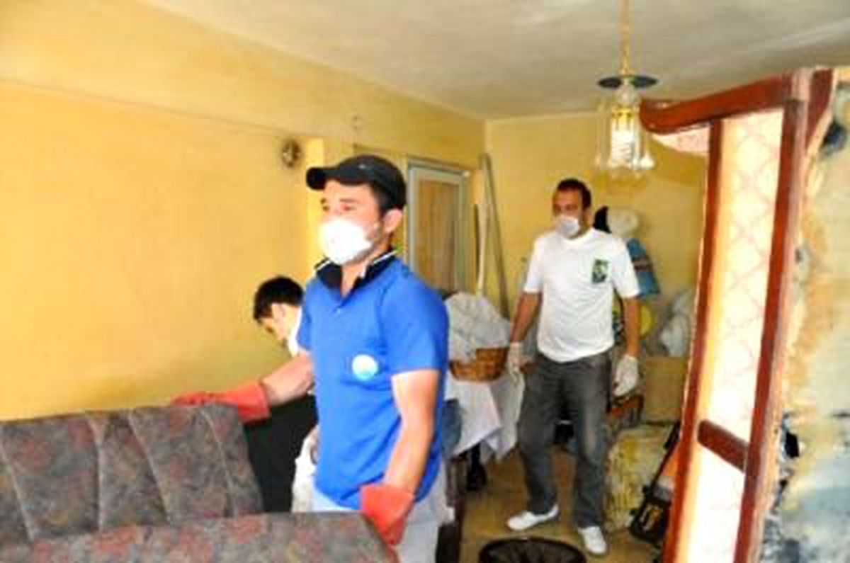Yalnız Yaşayan Kadının Evinden 2 Kamyon Çöp Çıkarıldı