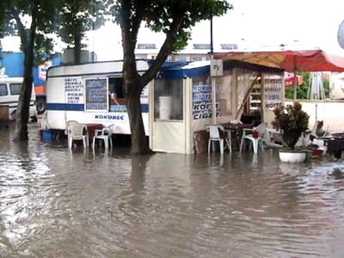 Yarım Saatlik Yağmur, Kırklareli\'yi Felç Etti