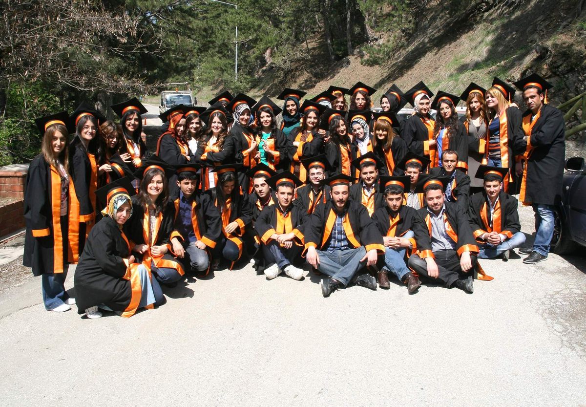 Yozgat Bozok Üniversitesi\'nden Mezun Olan Öğrenciler Topluca Hatıra Fotoğrafı Çekindi