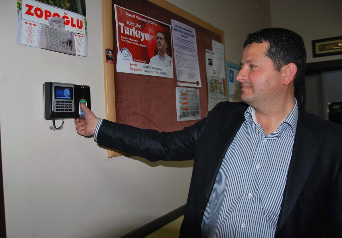 AK Parti Merkez İlçe\'ye Parmak Okuma Sistemi Kuruldu