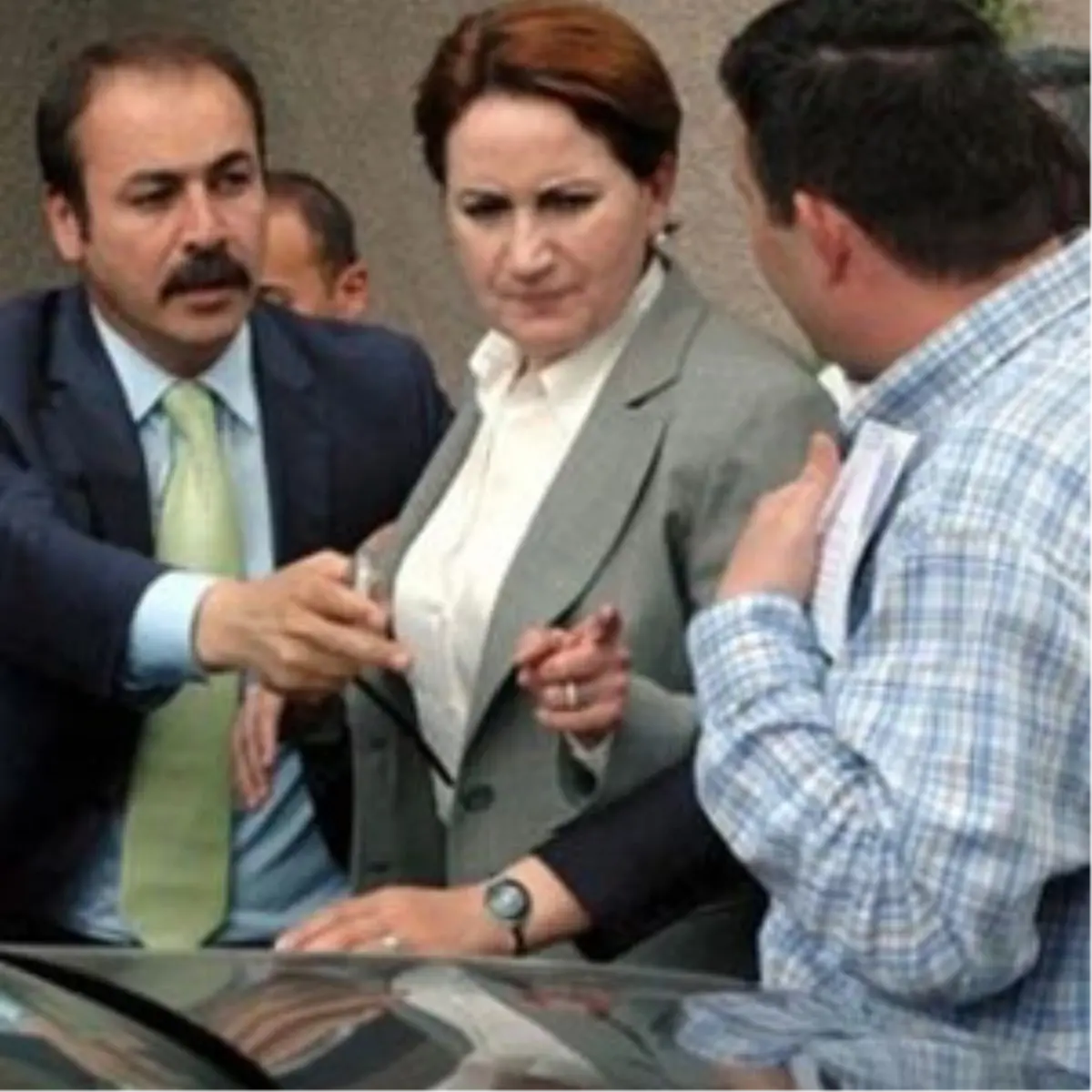 Akşener\'in Aracının Kurşunlanması