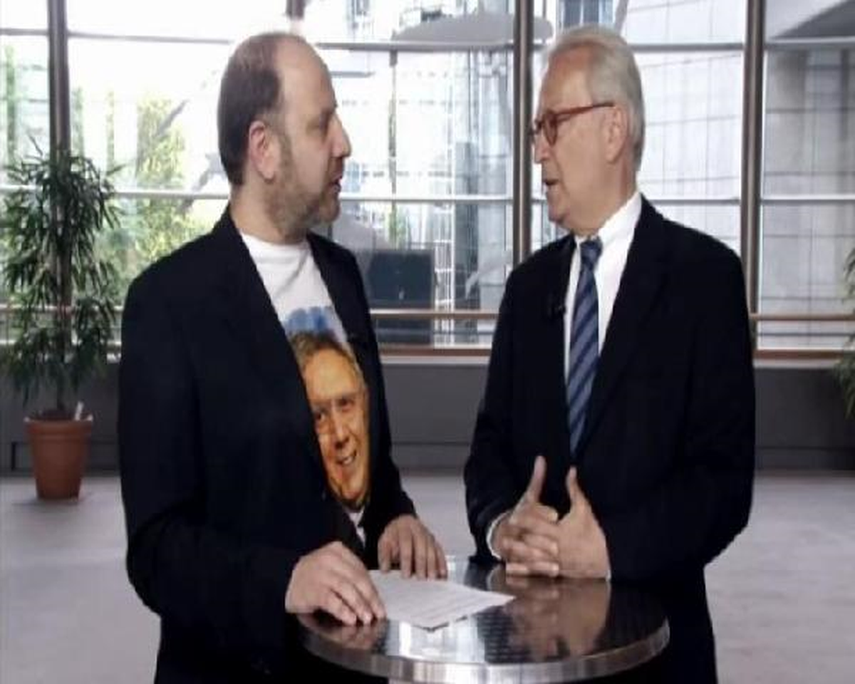 AP\'de Aziz Yıldırım Tişörtlü Röportaj