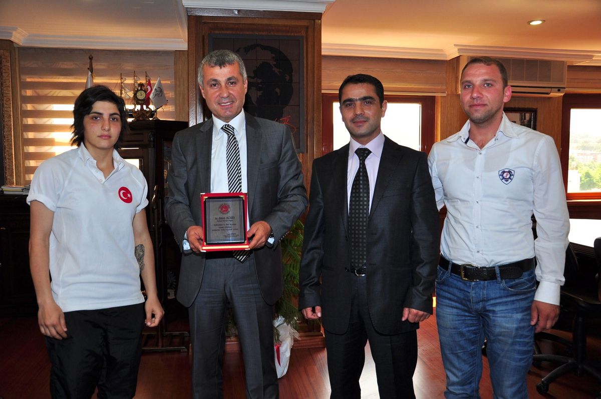 Avşar Spor Kulübünden Başkan Sözen\'e Plaket