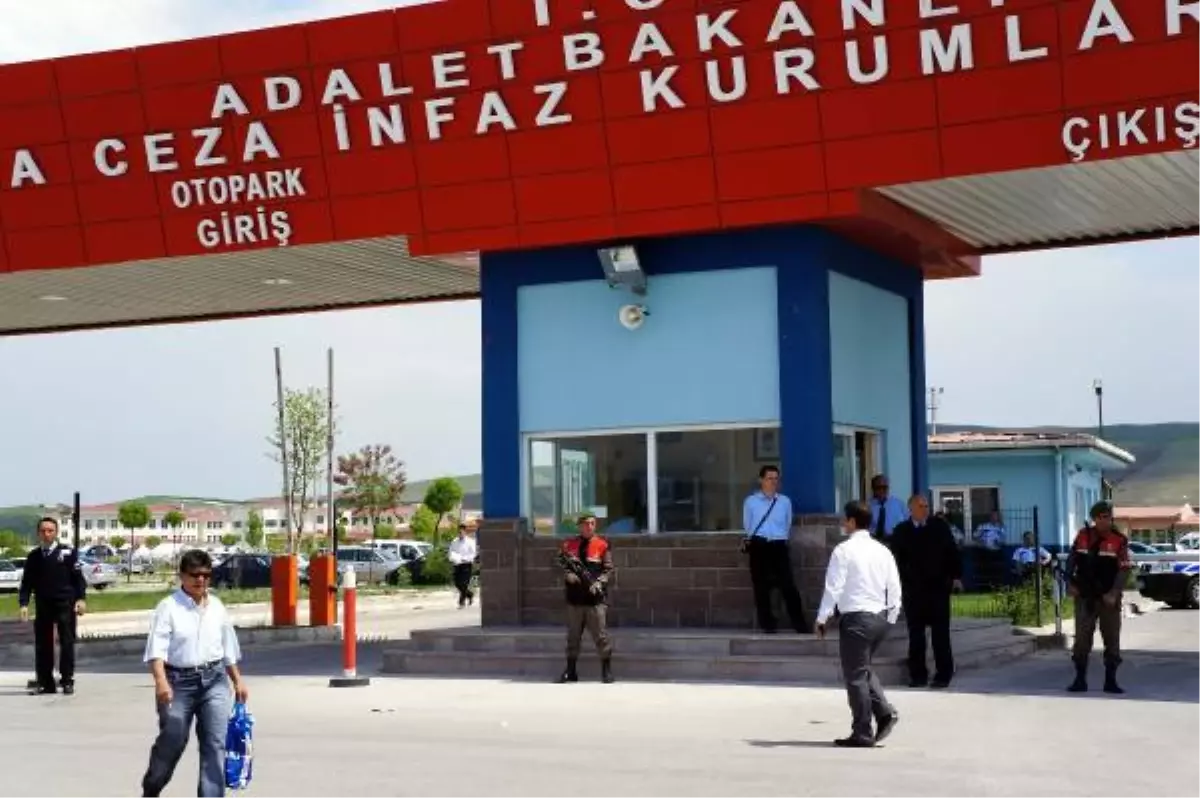 Babaannesinin Katil Sanıklarının Yakınlarına Cezaevi Girişinde Kurşun Yağdırdı: 5 Yaralı