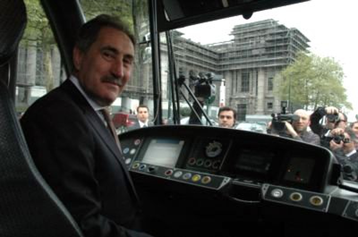 Bakan Günay Brüksel\'de Türkiye Fotoğrafları Giydirilen Tramvayı İnceledi