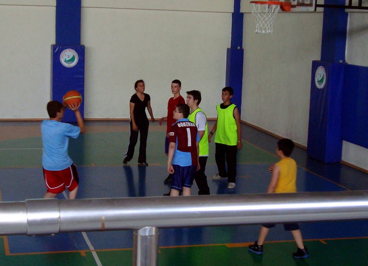 Basketbol Aşkı Liseli Aylin'i Spor Okulunda Tek Kız Öğrenci Yaptı