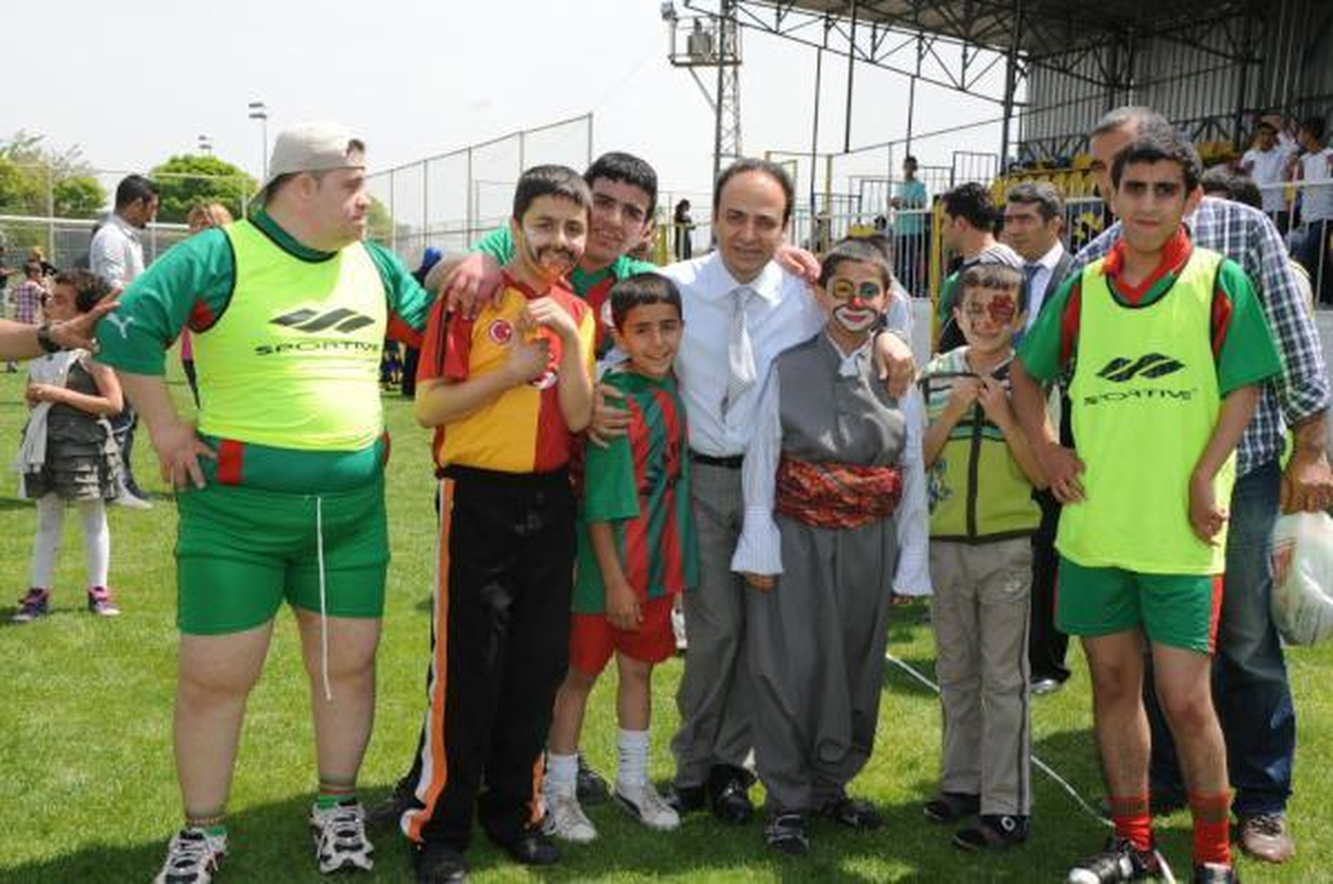 Baydemir, Engelli Çocuklarla Çuval İçinde Yarıştı