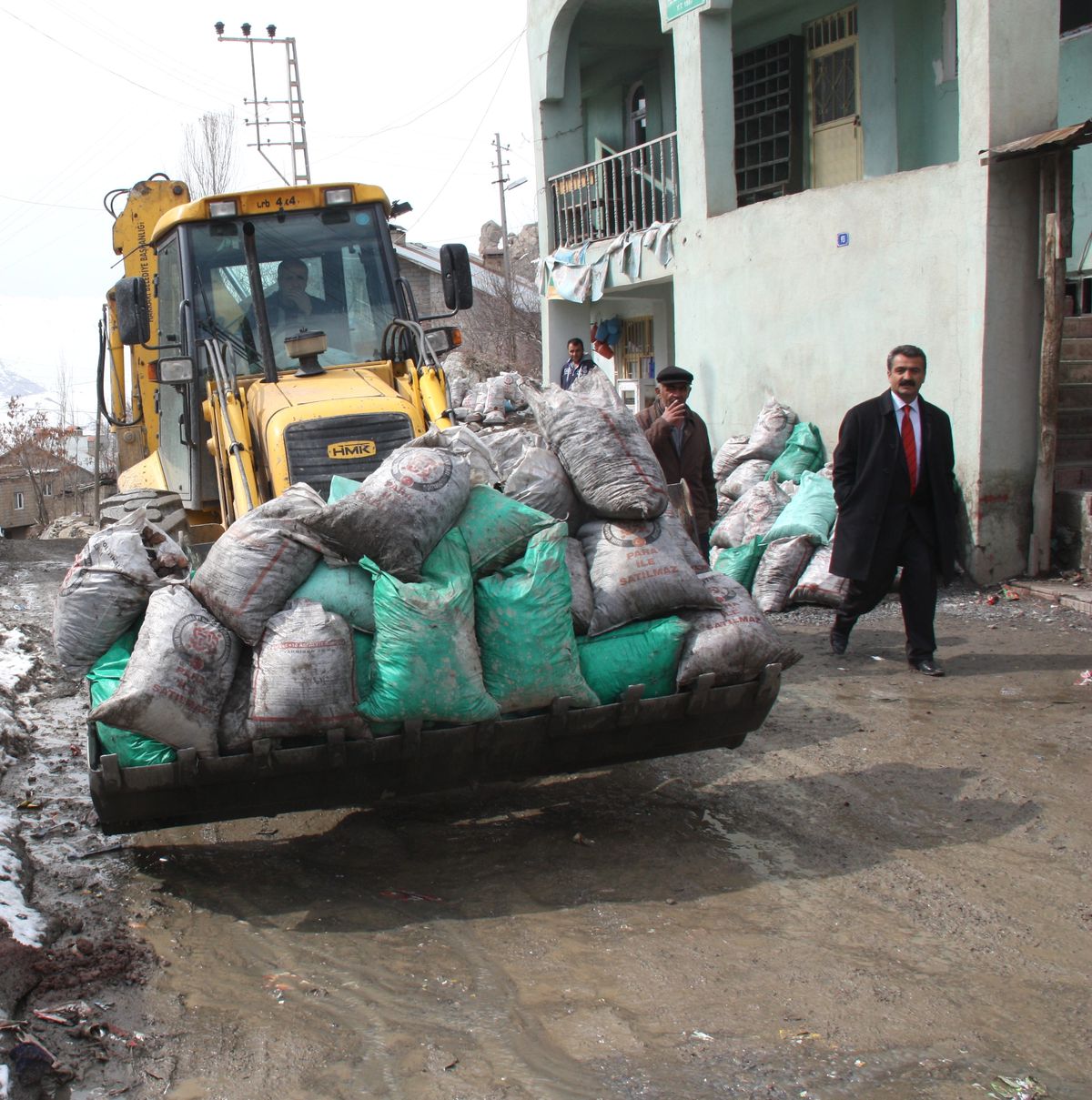 Belediye Ekipleri Mahallelerden 150 Ton Kül ve Moloz Temizledi
