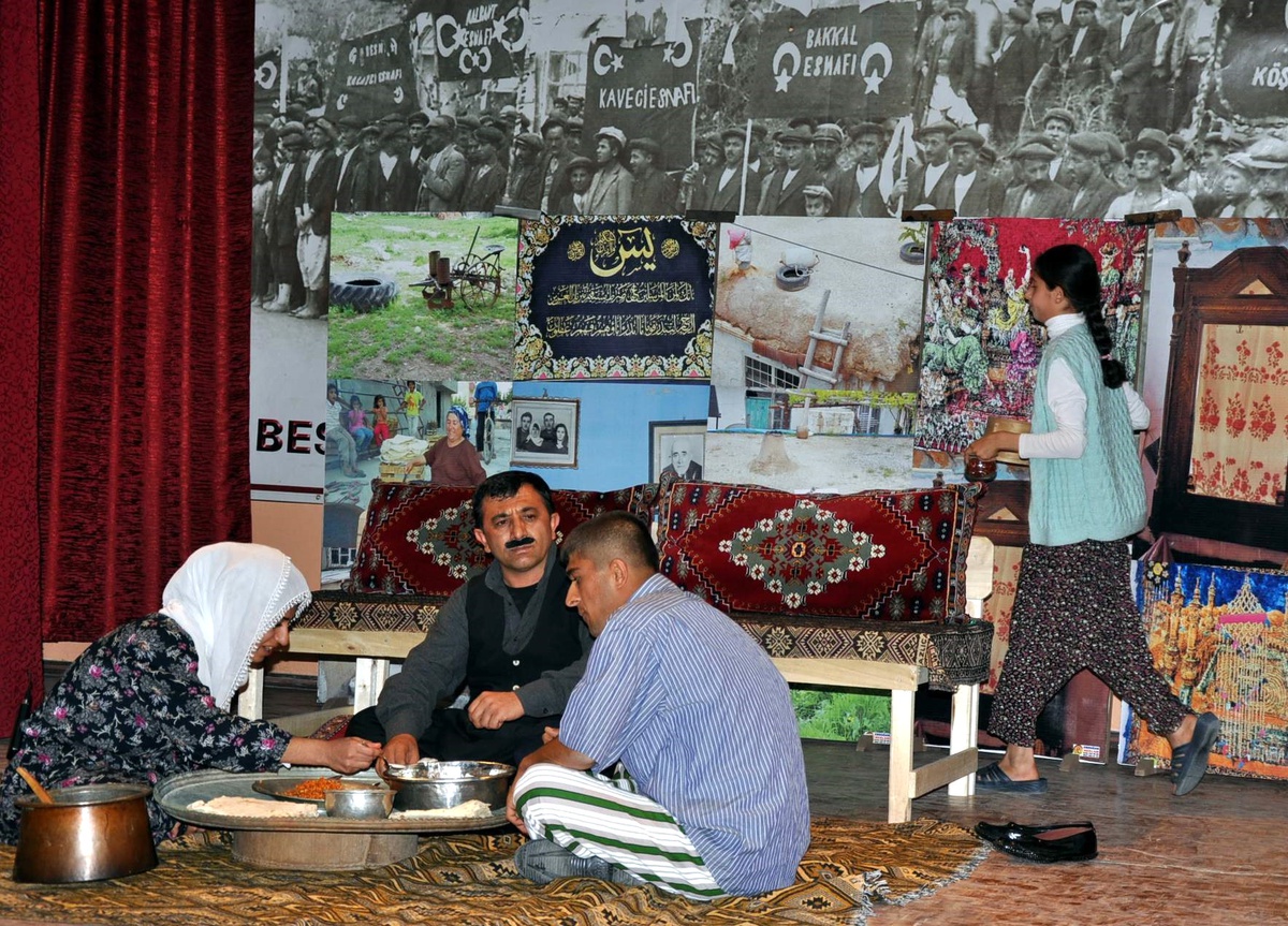 Besni Belediyesi Şehir Tiyatrosu Yollarda
