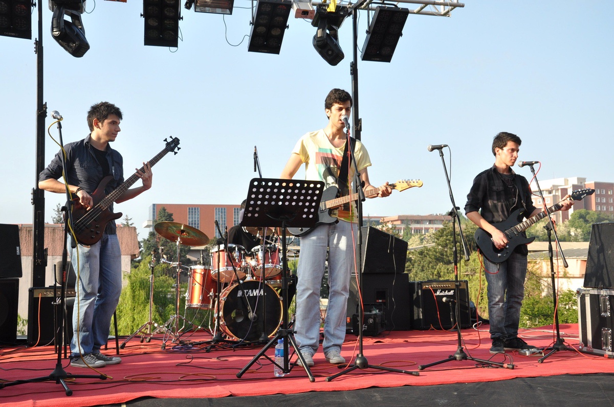 Beü\'nin Etkinliklerinin 2. Gününde Rock Grubu Aşikar Sahne Aldı