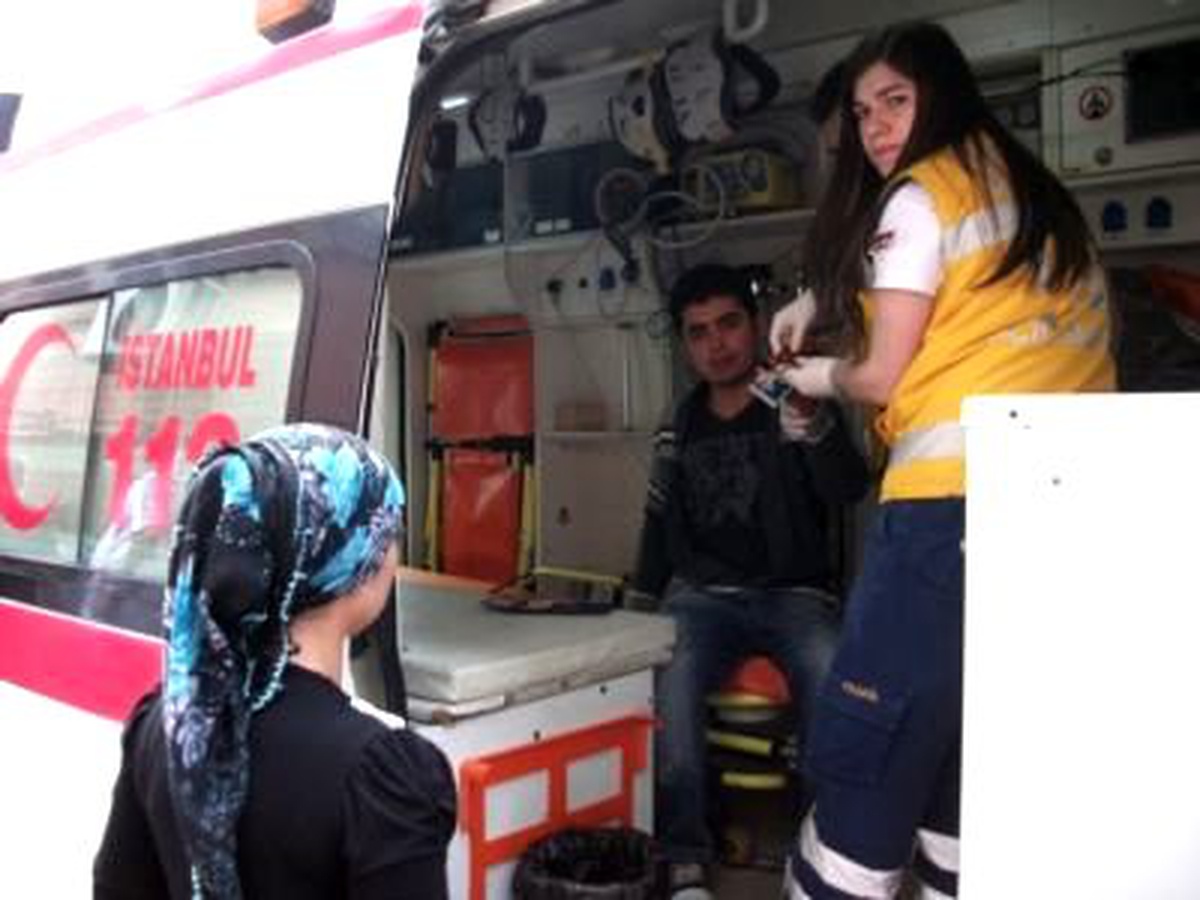 Beyoğlu\'nda İki Aile Kız Meselesi Yüzünden Birbirine Girdi: 3 Yaralı
