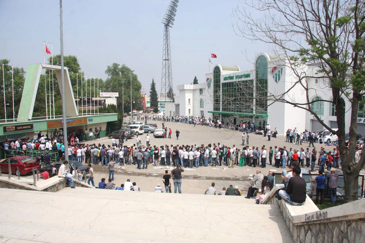 Bursa\'da Final Bileti İzdihamı