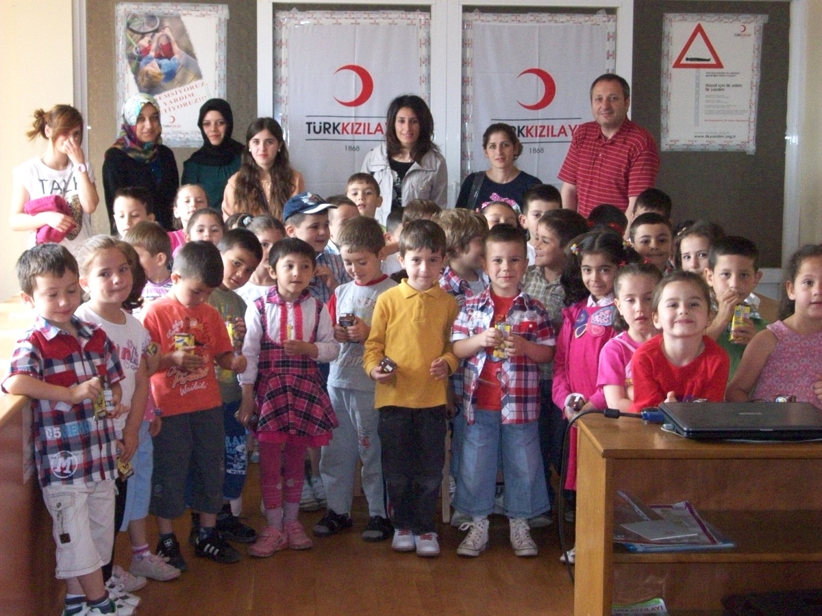 Düzce Avni Akyol İlköğretim Okulu Anaokulu Kızılay\'ı Ziyaret Etti