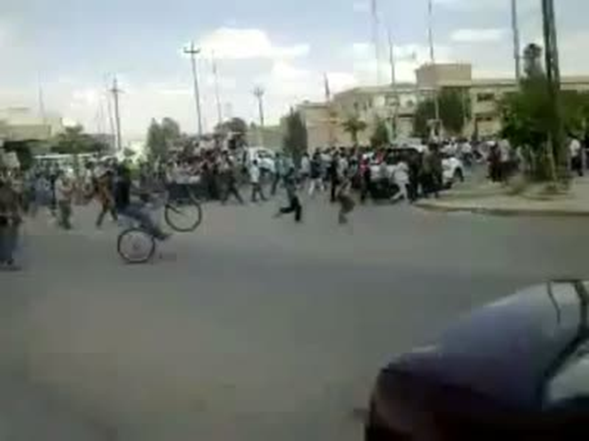 Erbil\'de Göstericiler Parlamento Binasını Taşladı, İki İşyerini Yaktı