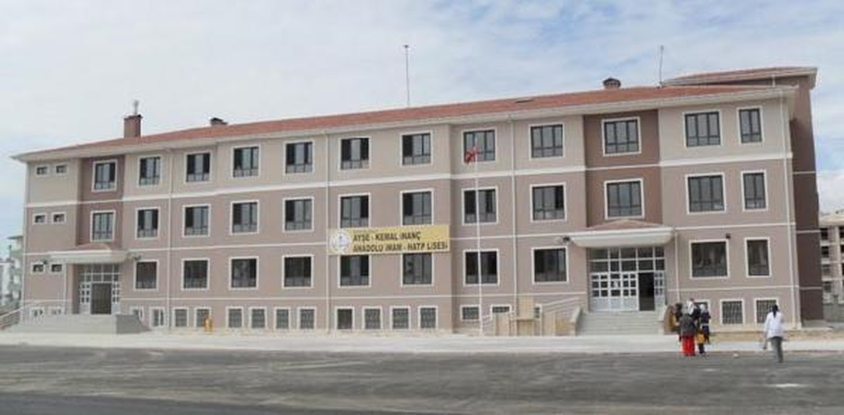 Eşarbını Bağlarken, Ağzında Tuttuğu Toplu İğneyi Yuttu
