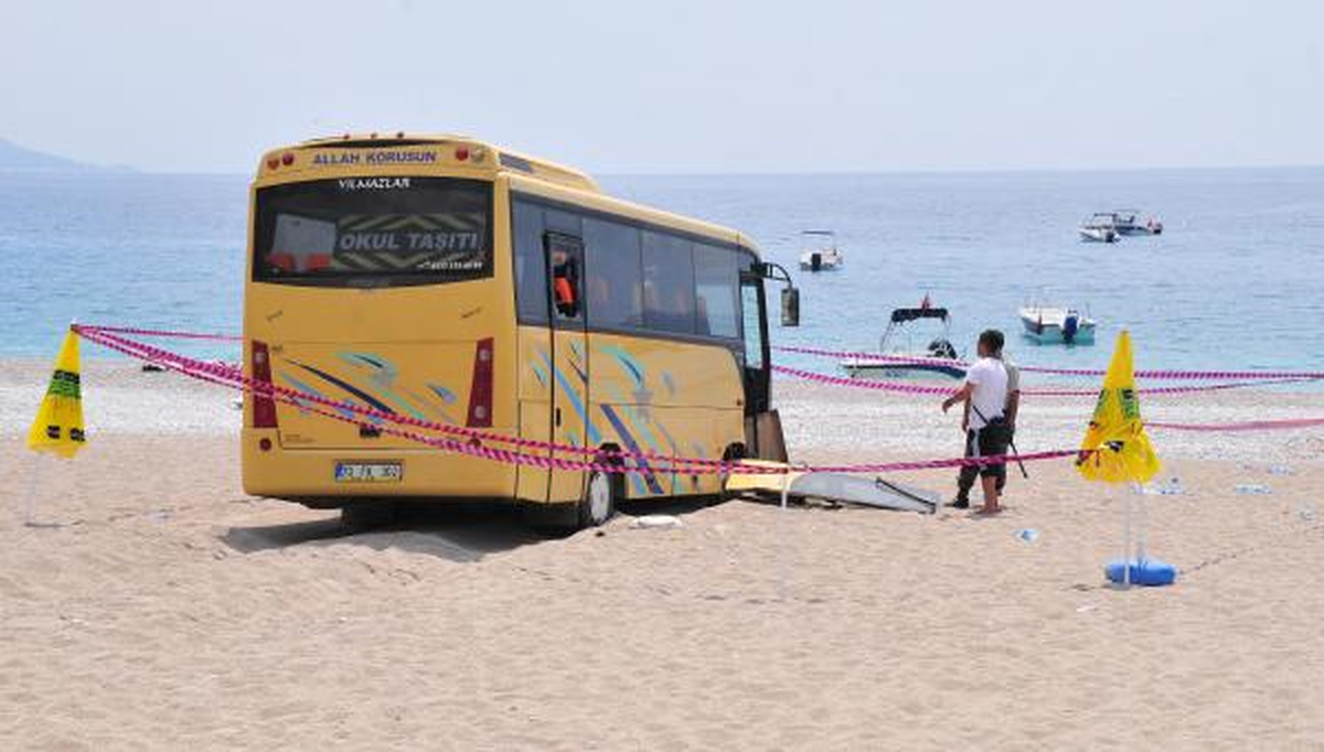 Freni Boşalan Midibüs Plaja Daldı, 25 Öğrenci Hafif Yaralandı (2)