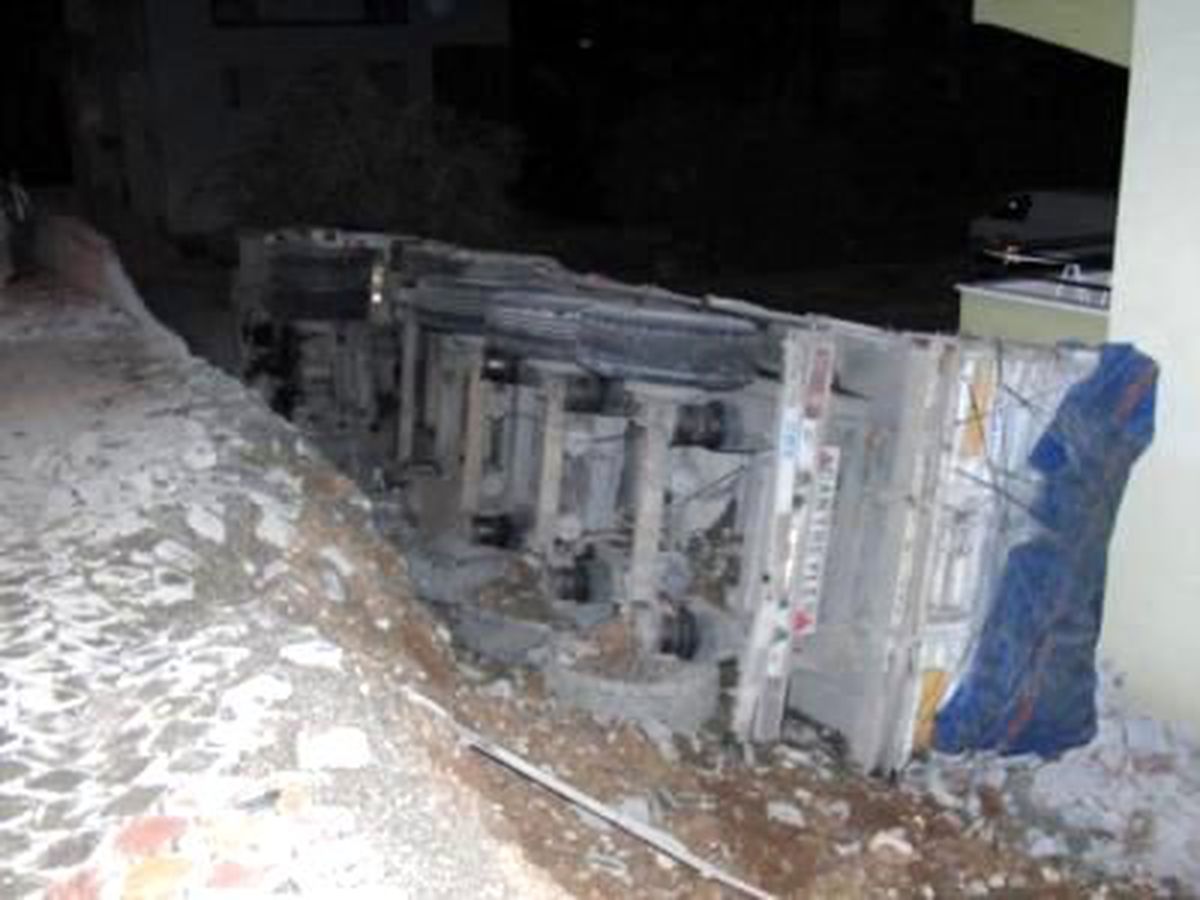 Freni Boşalan Tır Apartman Bahçesine Girdi