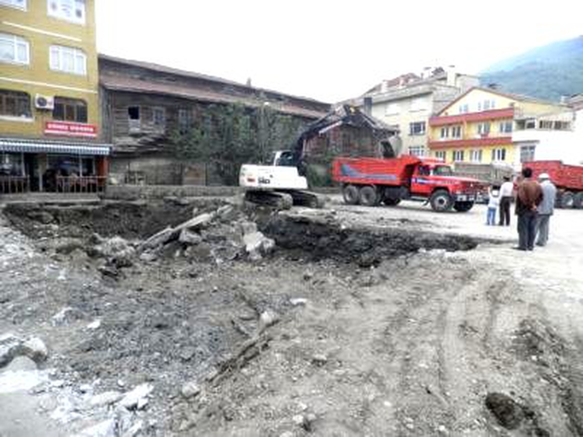 İnebolu'da İş Merkezi İçin Hafriyat Çalışmaları Başladı