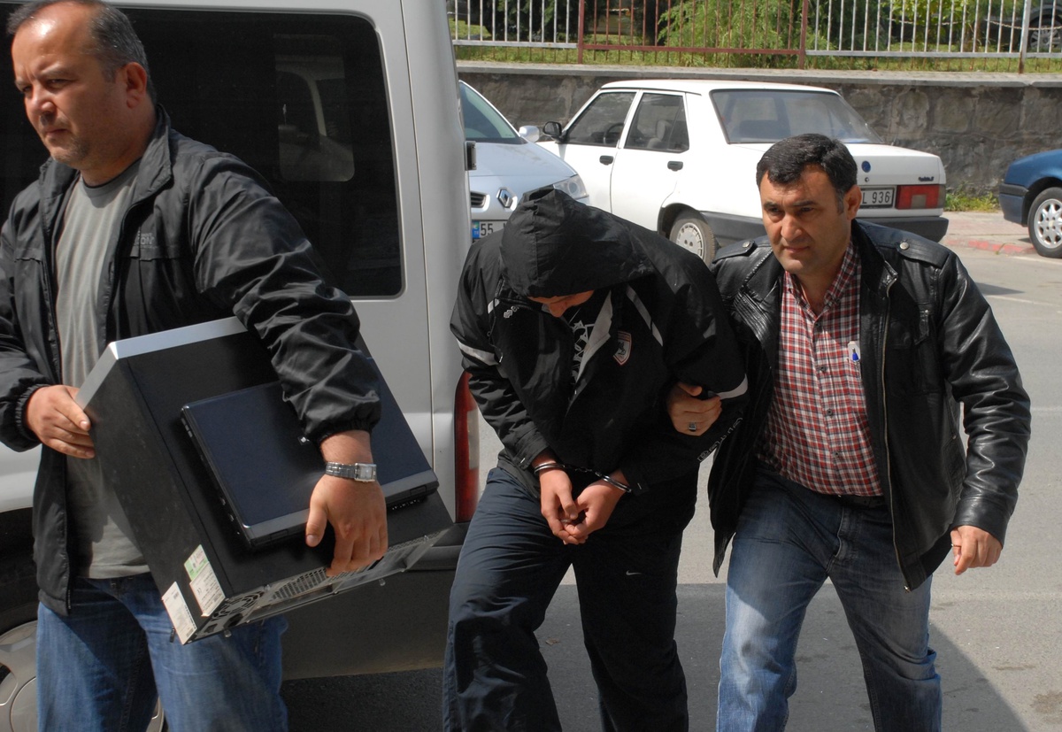 İş Yerlerinden Bilgisayar Çalan Genç Yakalandı
