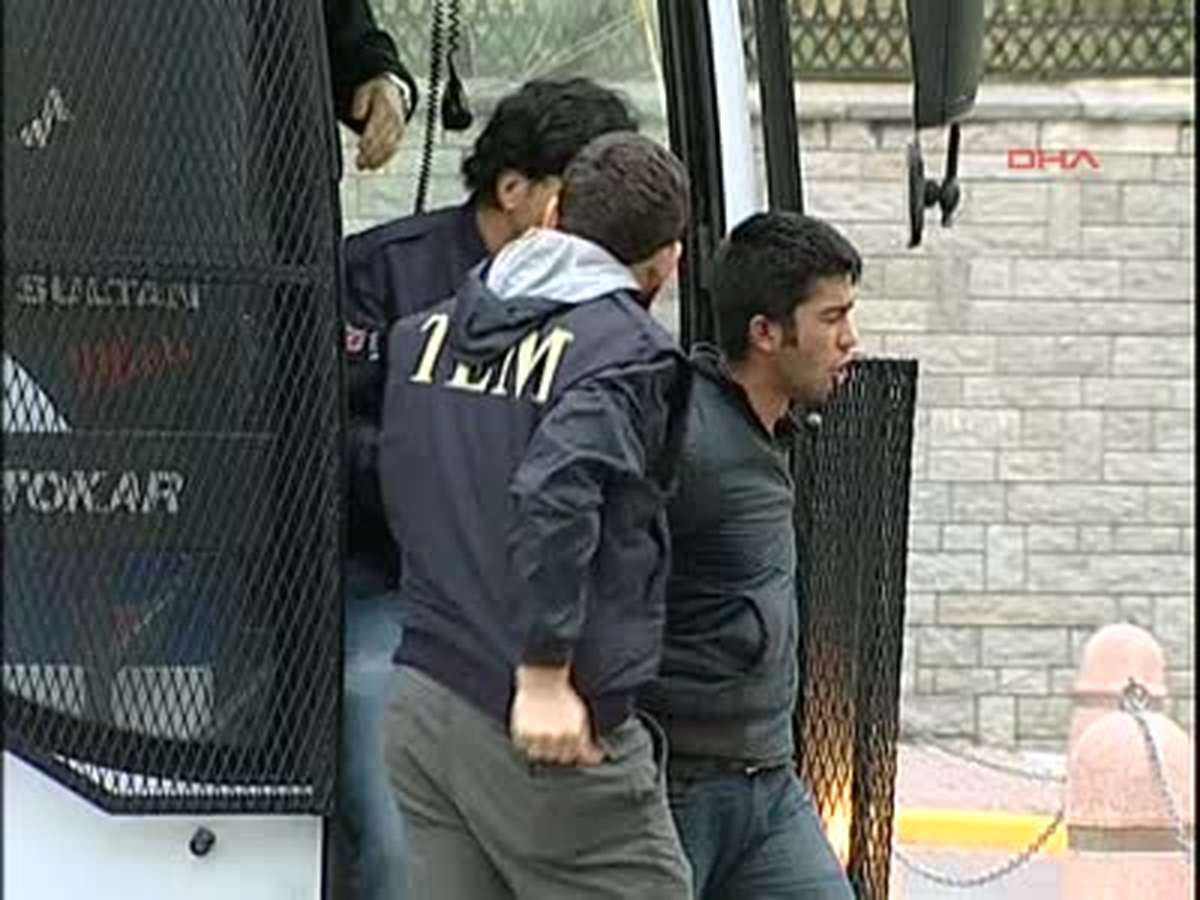 İstanbul\'daki "Terör" Operasyonu Şüphelileri Sağlık Kontrolünde