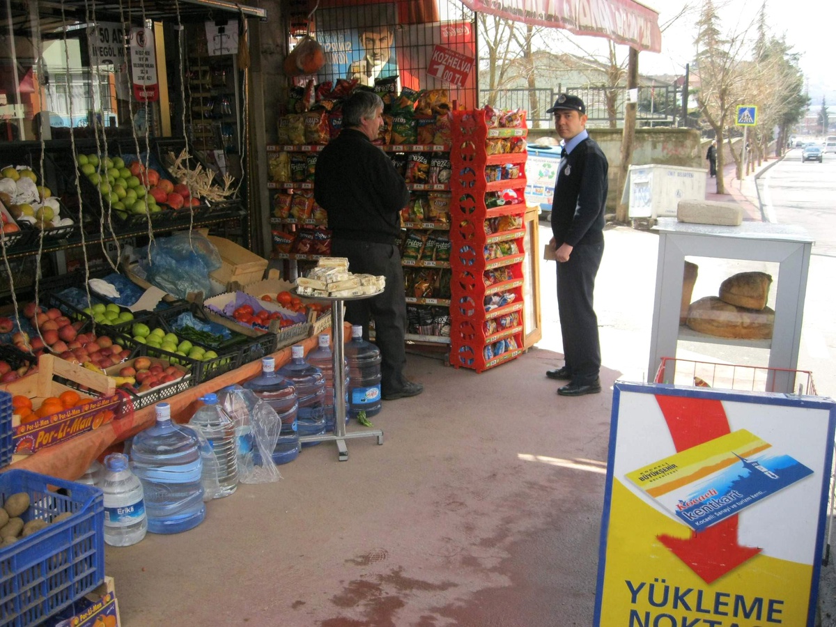 İzmit Zabıtası'ndan Kaldırım Uyarısı