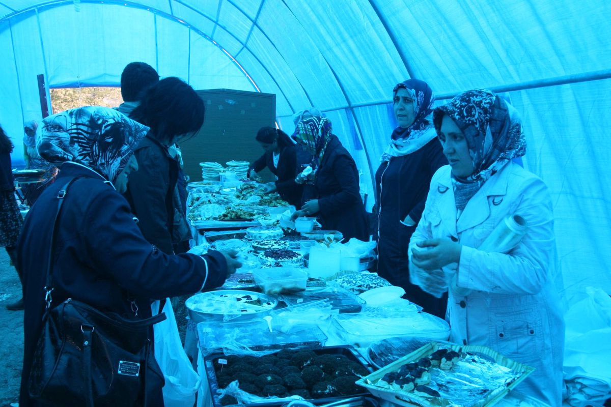 Kadınlardan İhtiyaç Sahibi Öğrenciler İçin Kermes