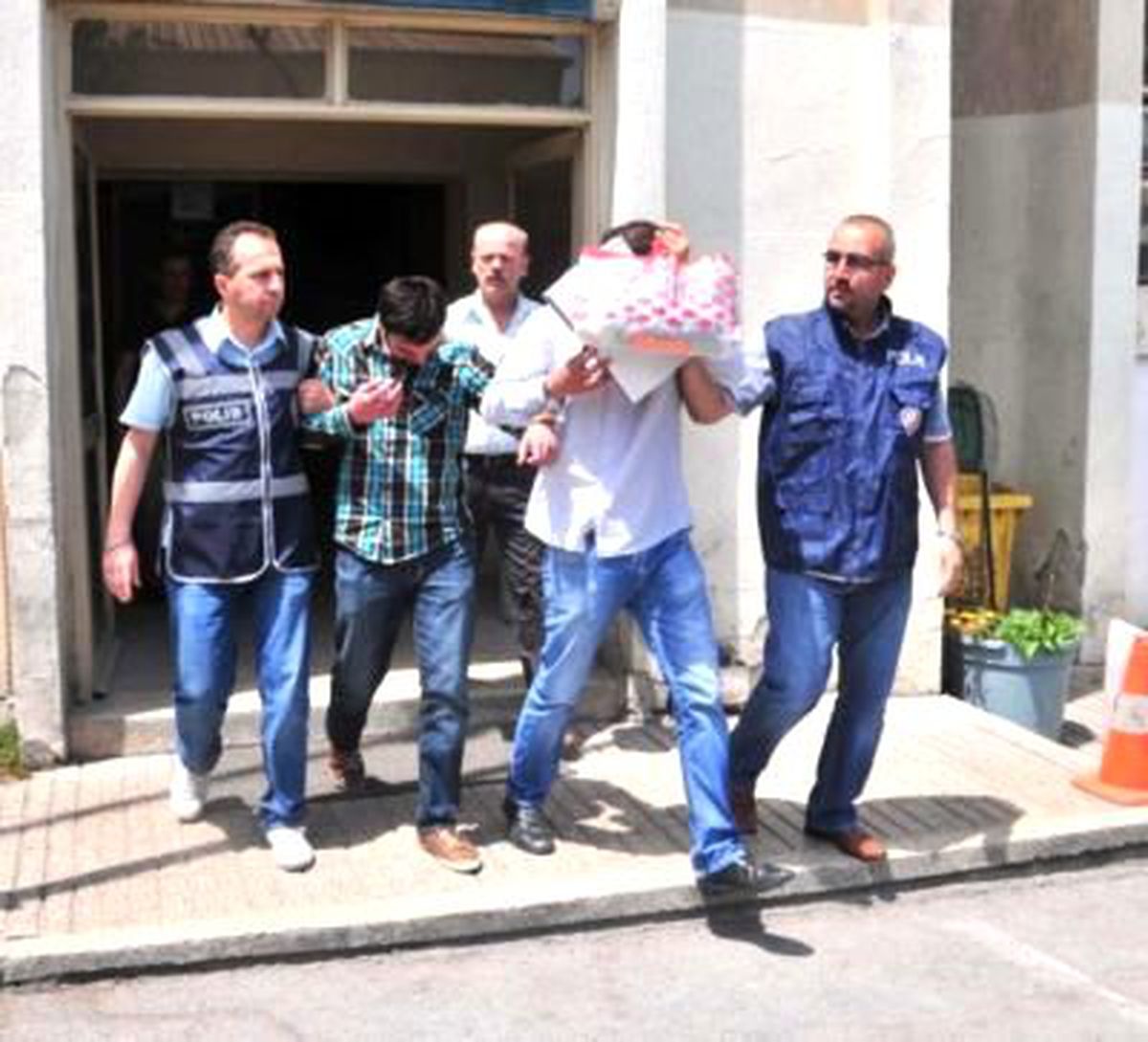 Kırık Eter Şişesinden İz Süren Polis Soyguncuları Yakaladı