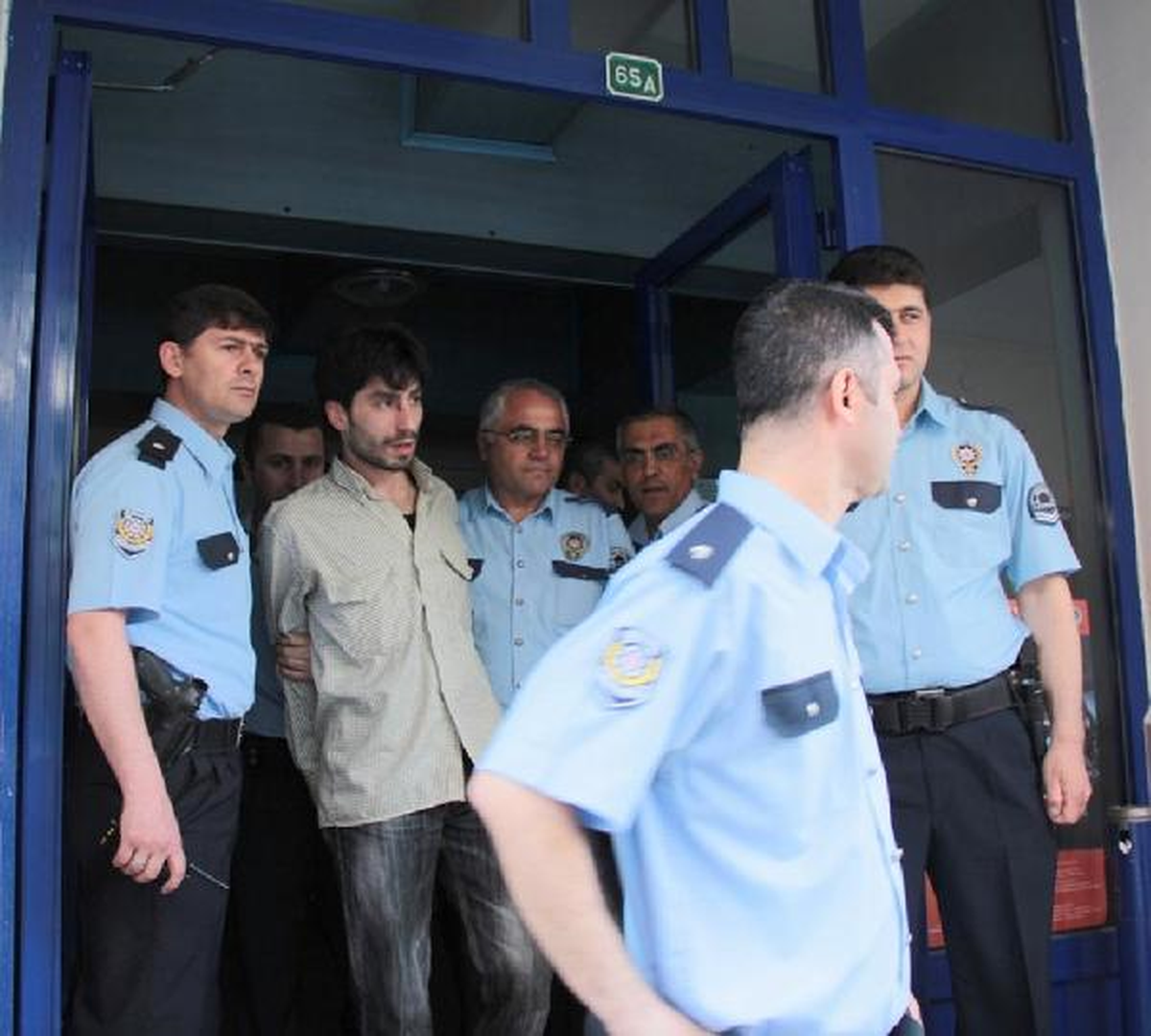Linçten Korkup Çatıya Çıkan Tacizci Polisten Yardım İstedi