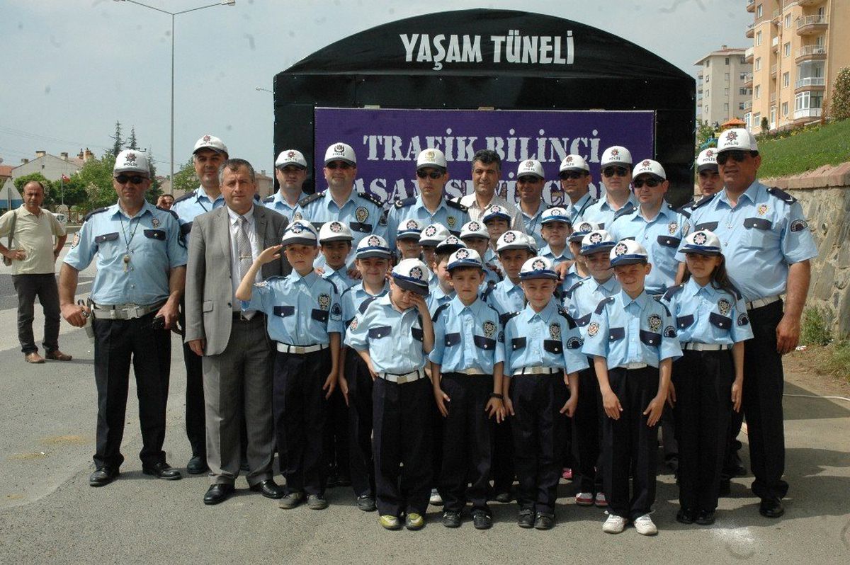 Minik Trafik Polislerinden Emniyet Kemeri Uygulaması