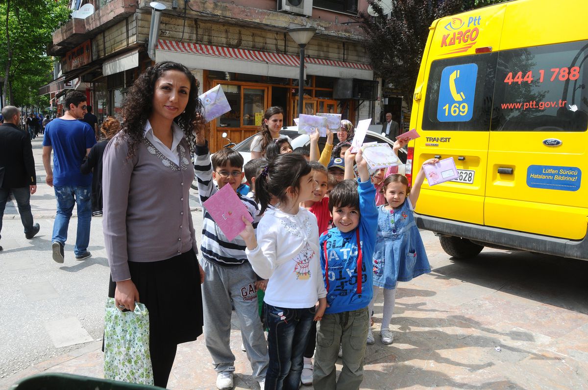 Minikler Annelerine Sevgilerini Postaladılar