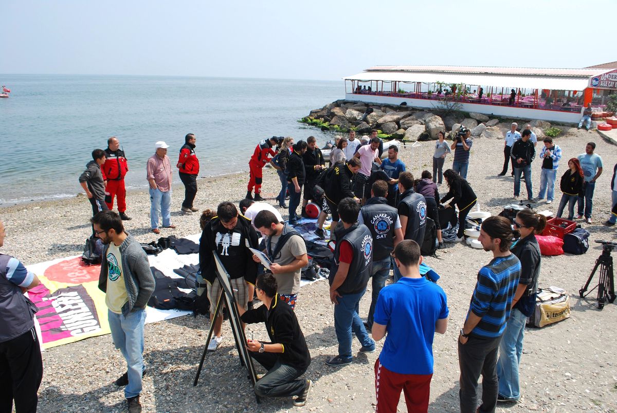 Mudanya\'da Dalgıçlar Denizden Çöp Topladı