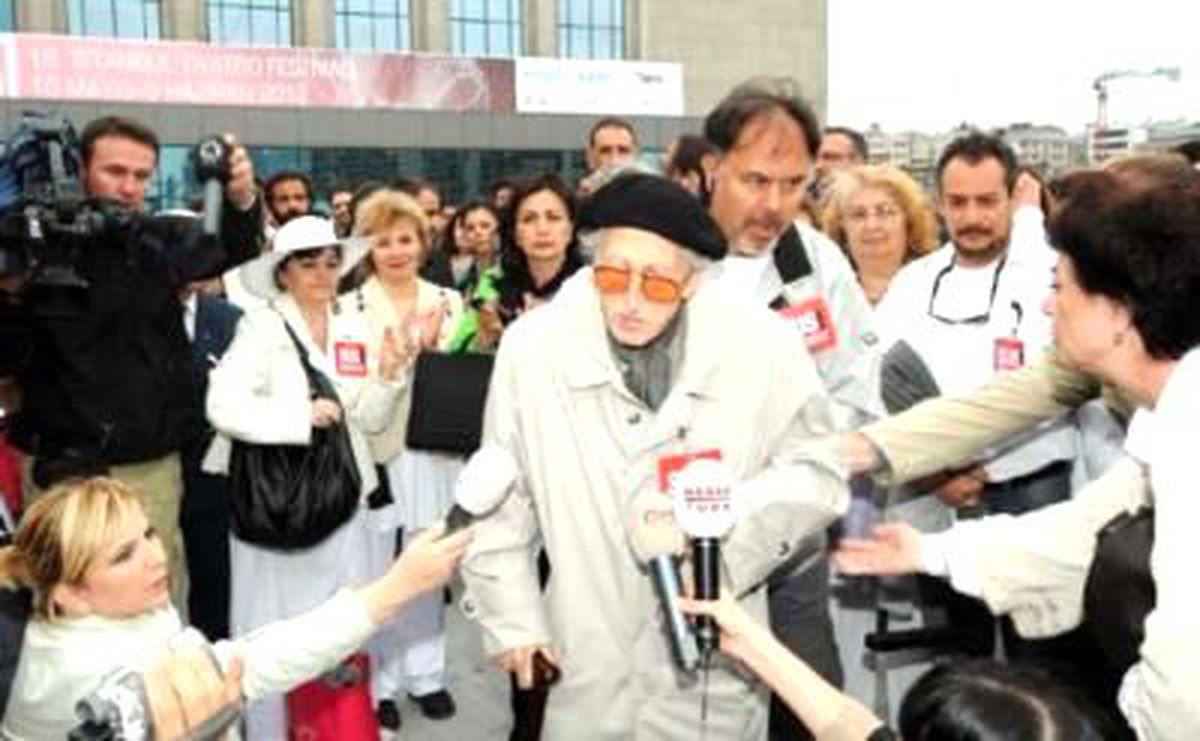 Ofluoğlu'nun Konuşması Tiyatro Sanatçılarını Ağlattı