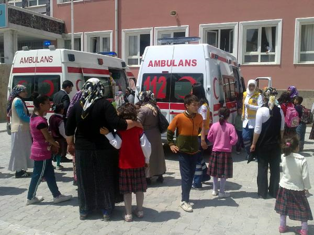 Öğrenciler Süt İçtikten Sonra Rahatsızlandı, Okula Çok Sayıda Ambulans Geldi