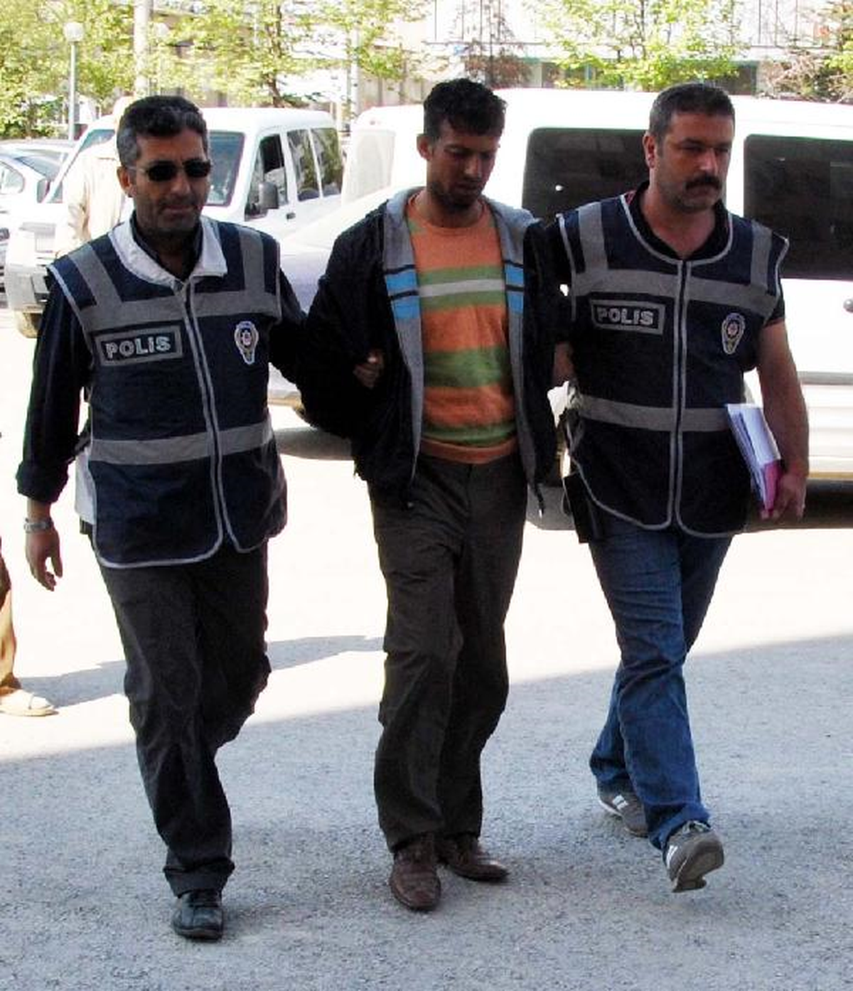 Öldürdüğü 7,5 Aylık Hamile Kadının Babasının Maaşını Çekince Yakalandı