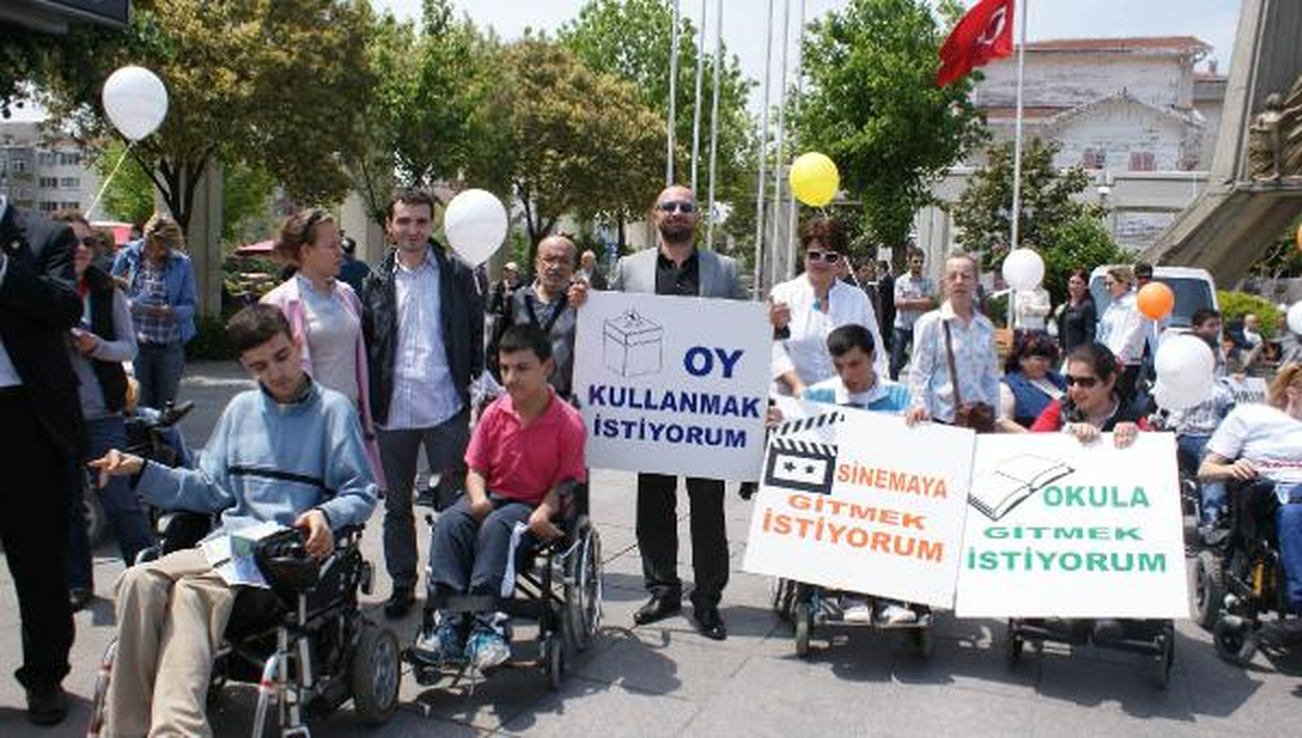 Omurilik Felçlileri Yaşadıkları Zorluklara Dikkat Çekmek İçin Yürüdü