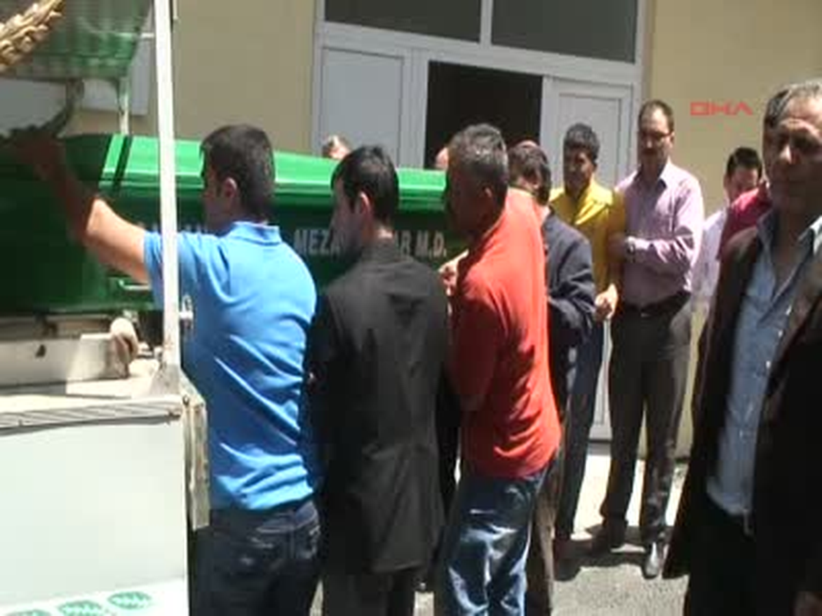 Otomobil, Orta Refüjde Kahvaltı Yapan İşçi Kadınlara Çarptı 1 Ölü, 1 Yaralı