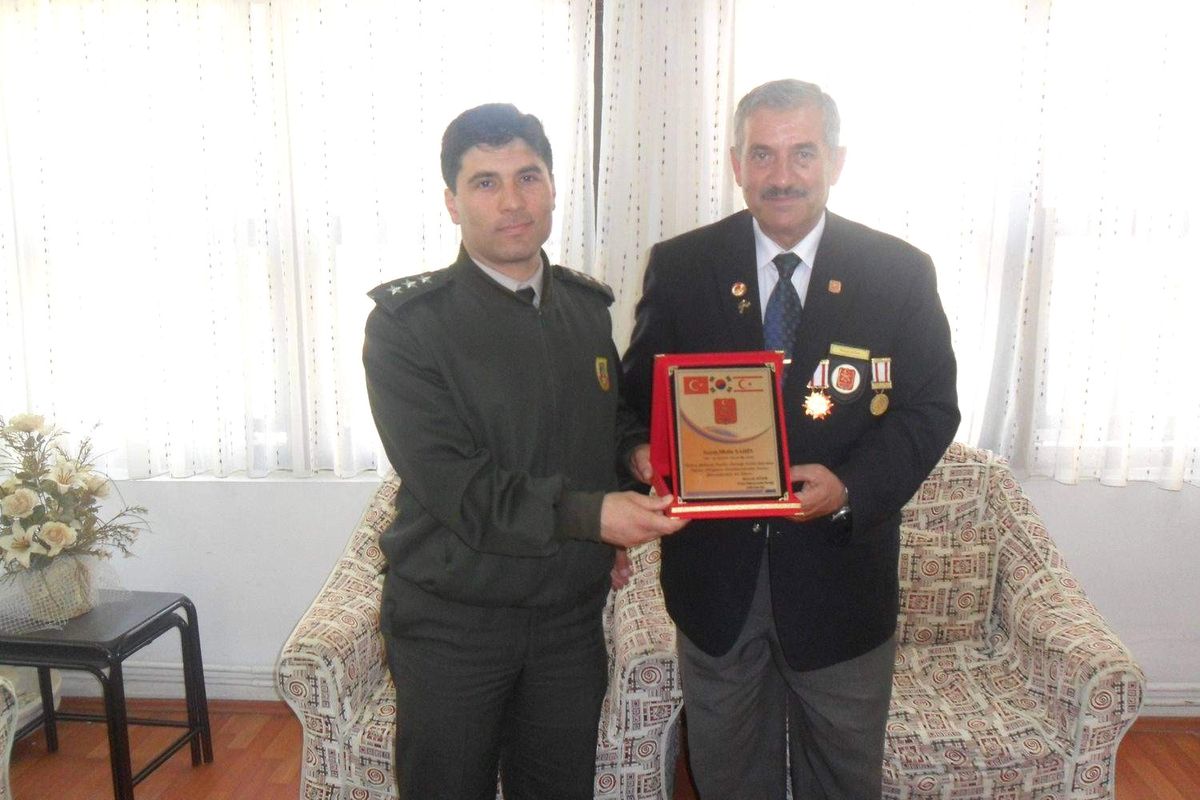 Salihli Gaziler Derneği Plaket Verdi
