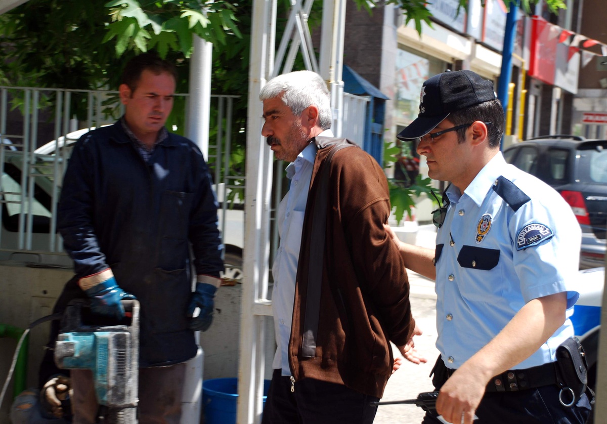 Sanık Yakınları, Polislerin Fotoğrafını Çekmek İstedi